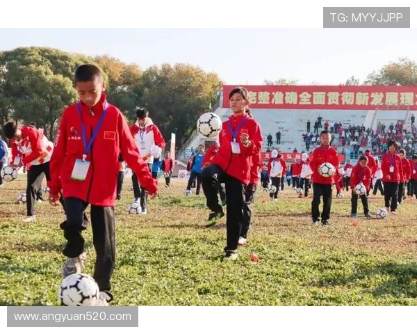 和室友一起看足球猜明星挑战赛乐趣无穷