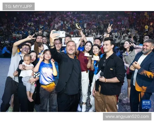 中国足球明星亲临访问探索足球文化与球迷互动新篇章